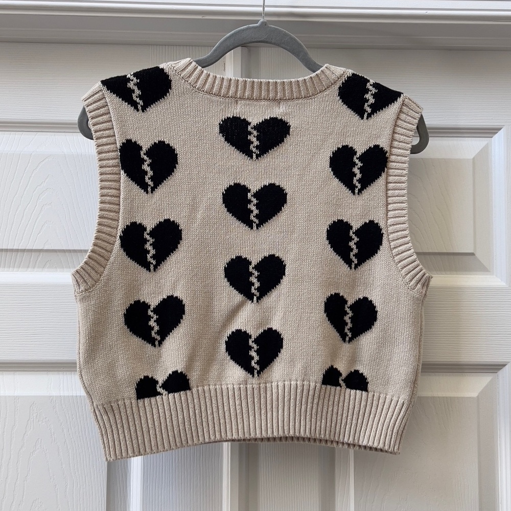 Arizona Jean Company Cream and Black V-neck Sweater With Broken Hearts, Size Med - Picture 2 of 8